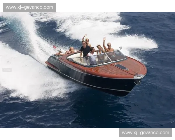 快艇驾驭水上速度激情畅享夏日海洋探险乐趣 快艇驾驭水上速度激情畅享夏日海洋探险乐趣